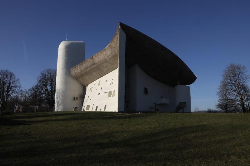 L'architecture de Le Corbusier à Ronchamps, montrant le béton brut et les courbes audacieuses de la chapelle